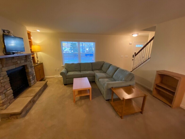 Building Photo - 2094 Fieldcrest Dr