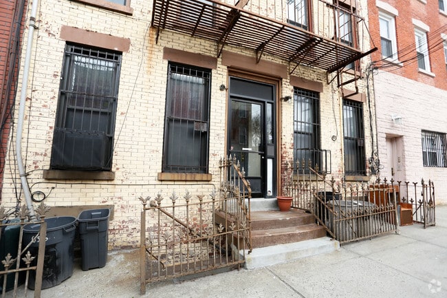 Building Photo - 656 Henry St