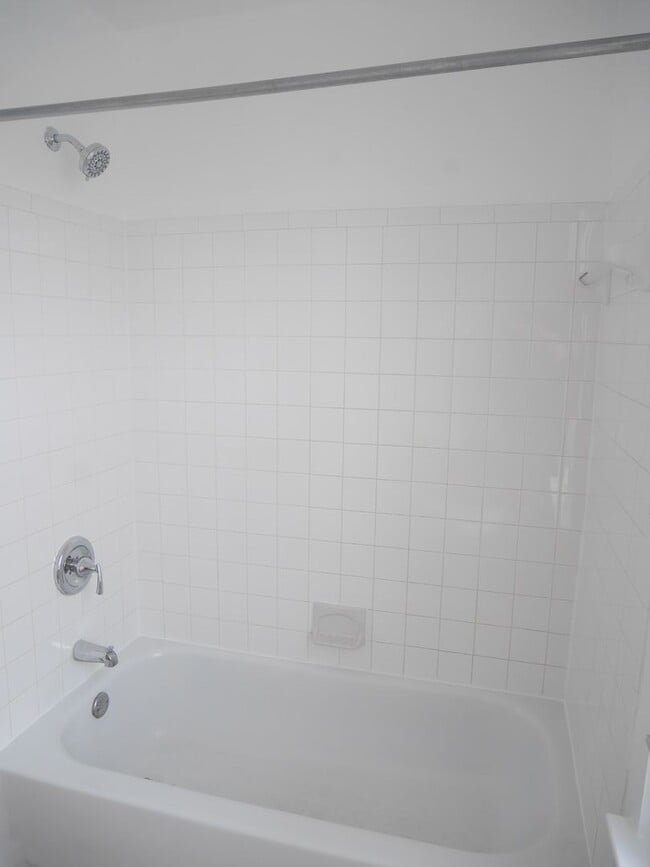 Building Photo - Spacious 3 Bedroom End Unit- Baltimore, MD
