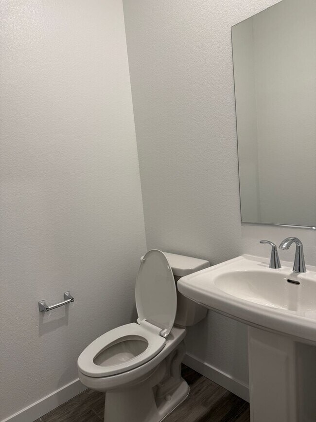 Building Photo - Beautiful 3 bed /2.5 bath Waiting For You!  SOLAR!!  Please read entire ad for viewings!