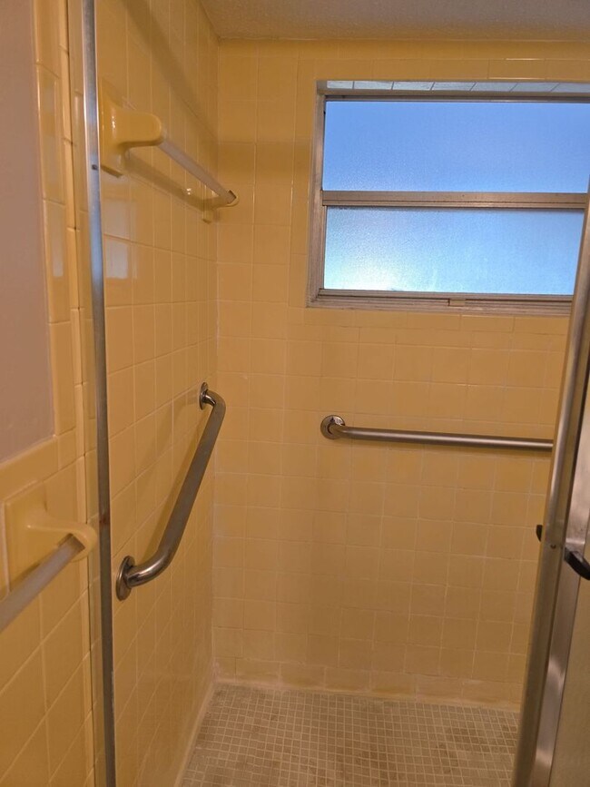 Building Photo - Beautuful 2 bedroom, 2 bath, 2 car garage rental home in Weeki Wachee!