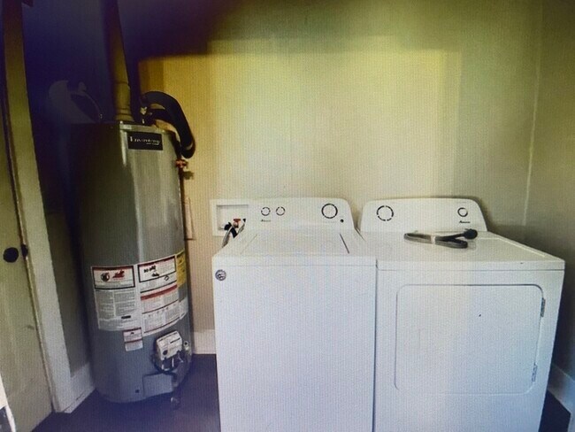 Building Photo - 3 bedroom 1 Bathroom