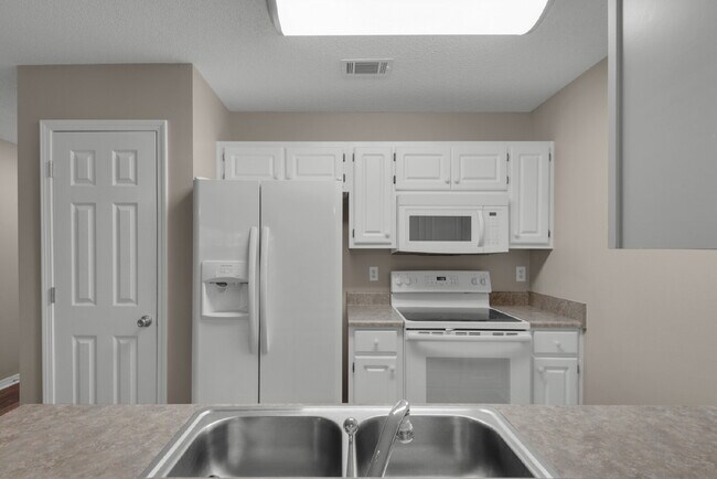 Building Photo - "Charming 2-Bed Townhouse Retreat with 2.5...