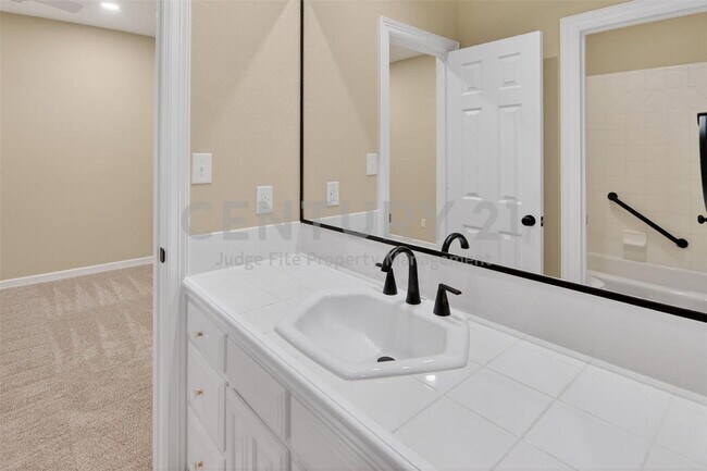Building Photo - Beautiful 3/2/2 Townhome in Weatherford Ready For Move-In!