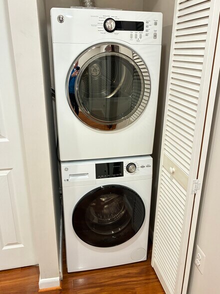 Building Photo - 625 C St NE