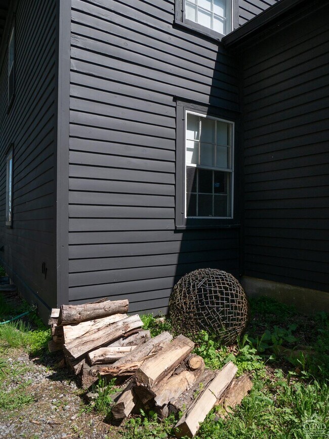 Building Photo - 483 Travis Hill Rd