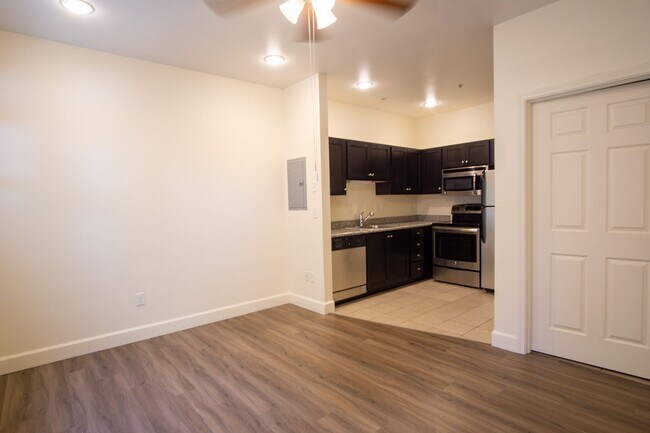 Building Photo - Contemporary Studio in Sullivan's Gulch!