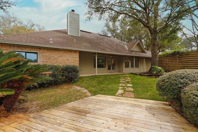 Building Photo - 211 Elliott Rd