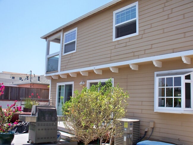Building Photo - 12566 Woodbine St