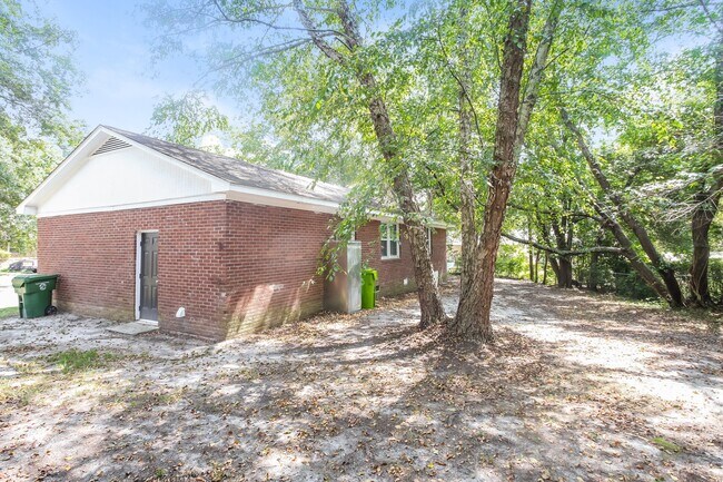 Building Photo - 1605 Edgemore Rd
