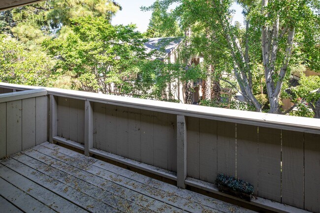 Building Photo - Spacious unit with a central location