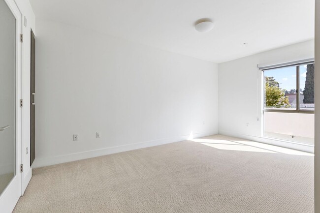 Building Photo - 11715 Goshen Ave