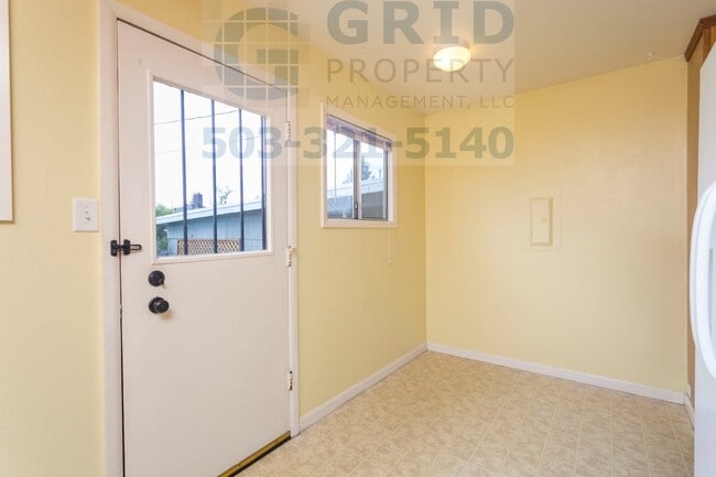 Building Photo - 2 Bedroom Bungalow in Northeast Portland - Huge Backyard!
