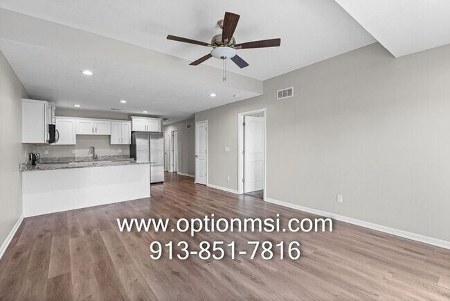 Building Photo - Fresh 3 Bedroom, 2 Bathroom Half Duplex