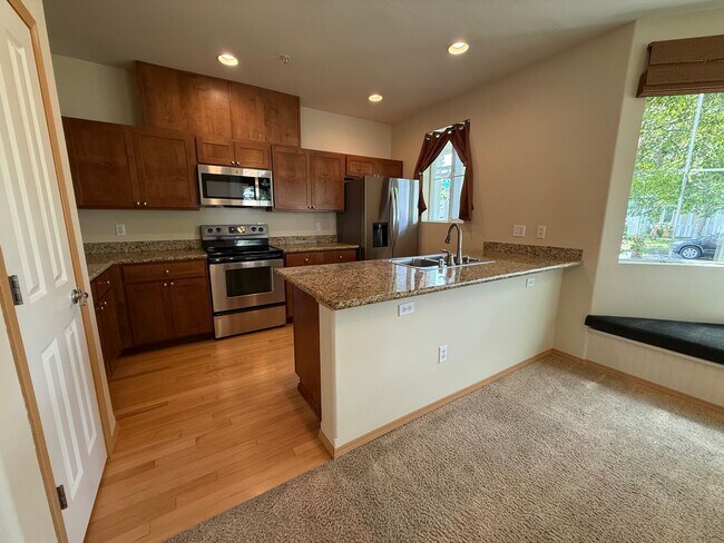 Building Photo - 3 Bedroom 2.5 Bath DuPont Townhome