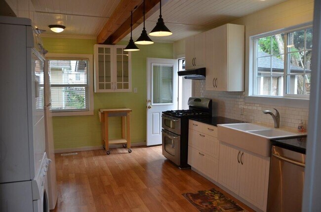 Building Photo - Completely Renovated Cottage in Crown Park...