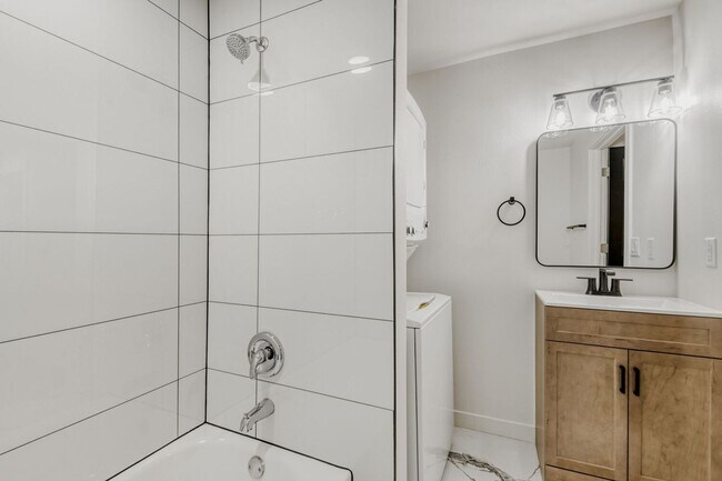 Building Photo - 946 Pratt St