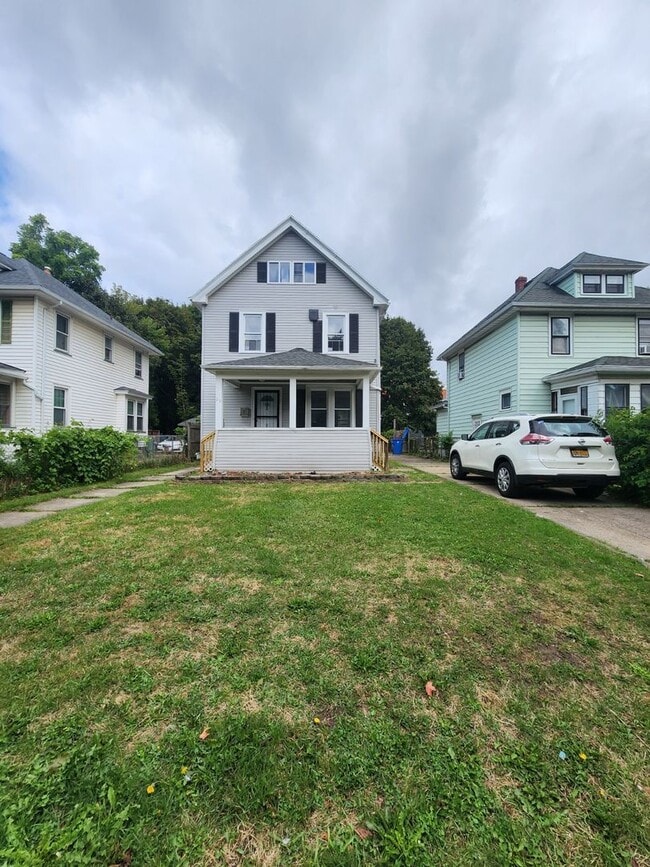 Building Photo - Three Bedroom Single Family Home!