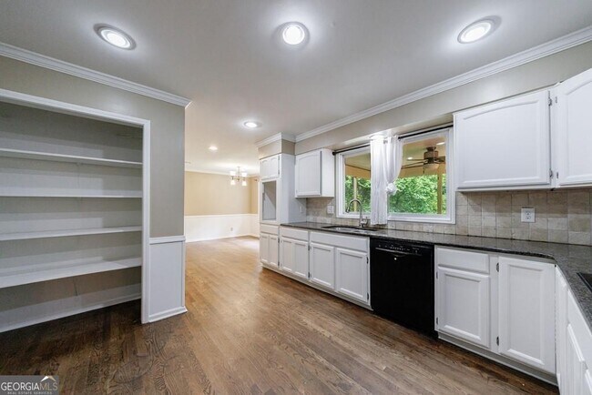 Building Photo - 10565 Shallowford Rd