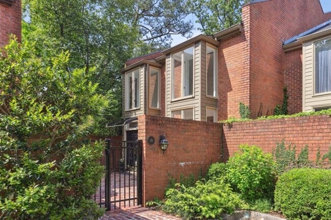 Building Photo - 49 Willow Glen NE