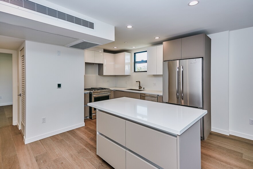 Building Photo - 328 N Maple Dr