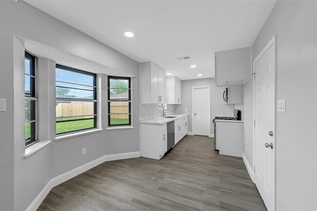 Building Photo - 4515 Larch Dr