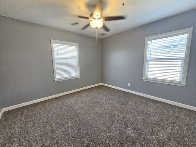 Building Photo - Charming Home 3 bedrooms 1 bath Large Yard.