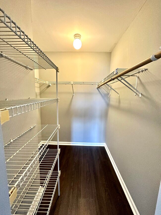 Building Photo - 947 Country Wood Ct