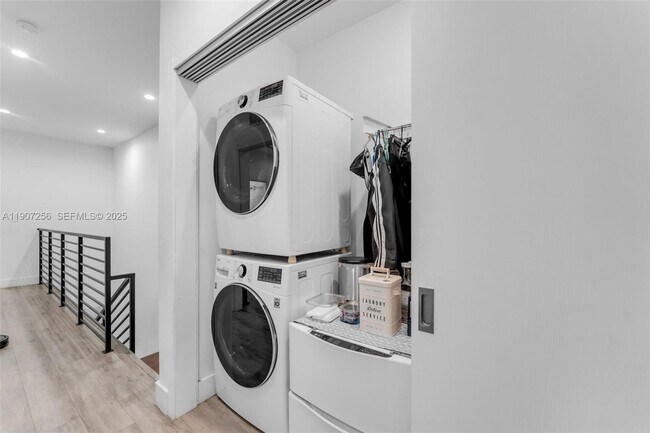 Building Photo - 3048 SW 18th St