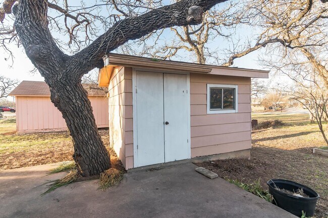 Building Photo - 1822 Greenwood Ln