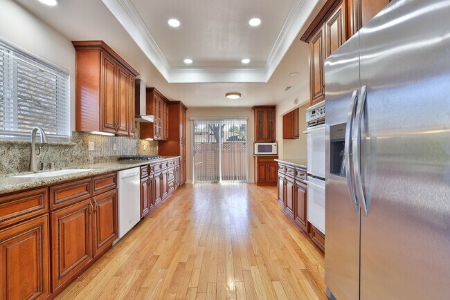 Building Photo - 1327 Essex Way