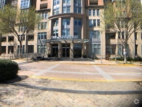 Building Photo - Beautiful 1 BR plus den 2 BA luxury condo ...
