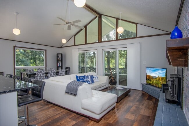 Building Photo - 28 Bass Lake Dr