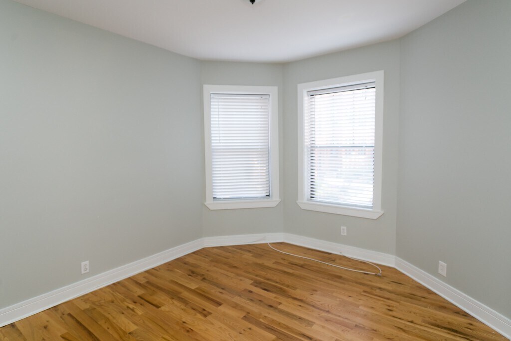 Building Photo - 4418 N Wolcott Ave