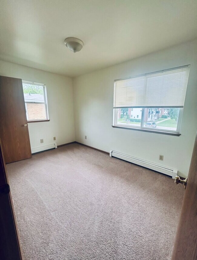 Building Photo - Available now! 2 bedroom, 1 bath apartment...