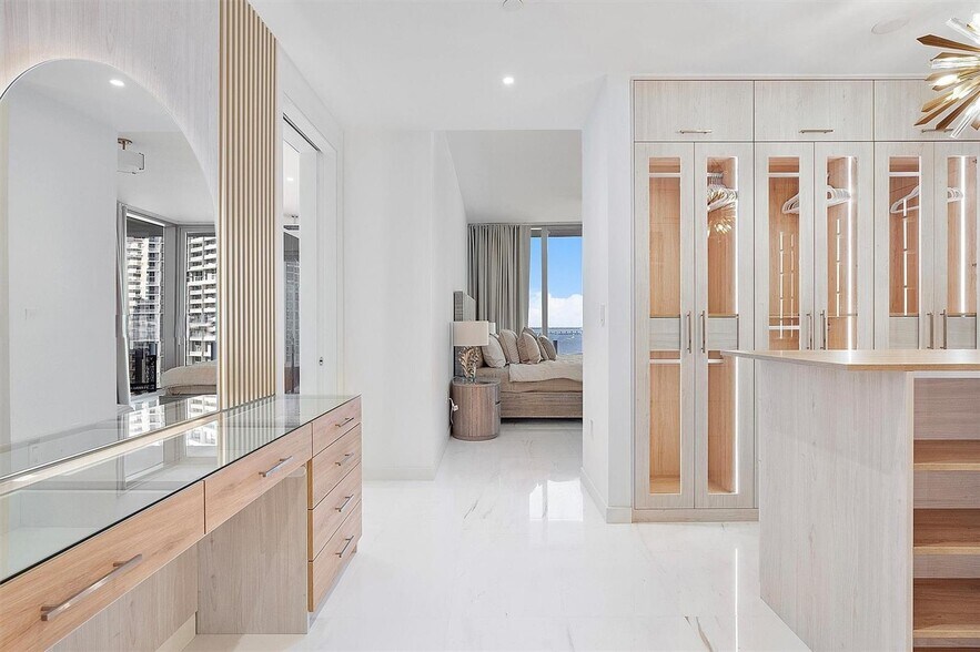 Building Photo - 300 Biscayne Boulevard Way
