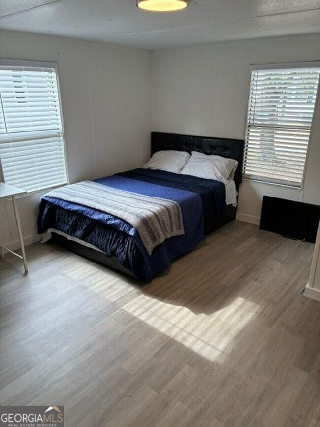 Building Photo - 215 Lynn Dr