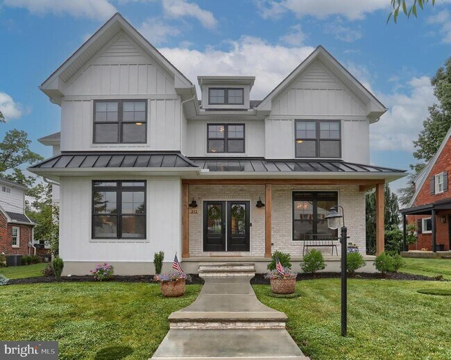 Building Photo - 212 W Areba Ave