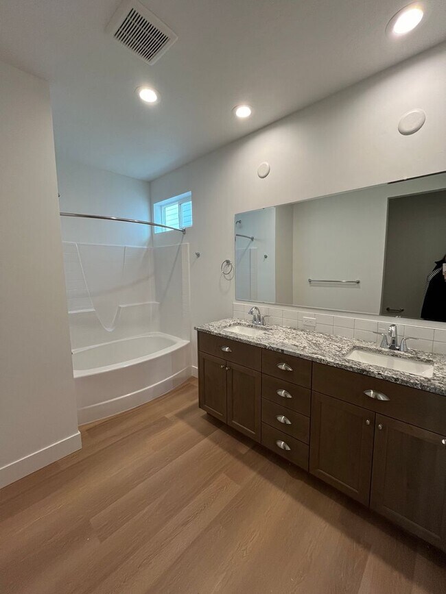 Building Photo - Beautiful 3 Bed 2 Bath Home with Community Pool: Available Now!!