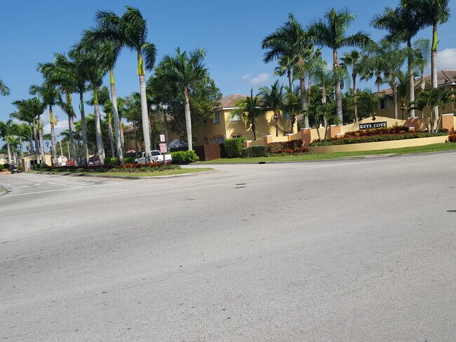 Building Photo - 1663 SE 27th Dr