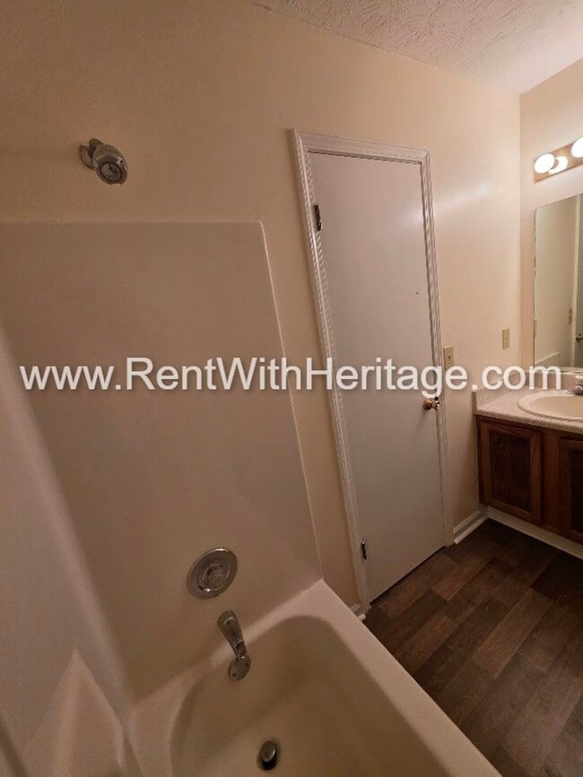 Building Photo - Amazing 3 bedroom, 2.5 bath townhome/ Great Roommate Floorplan / Great Location