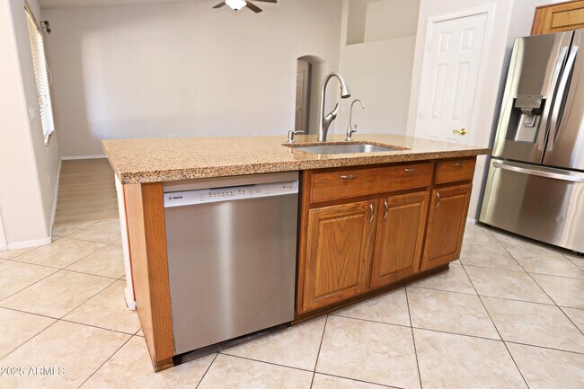 Building Photo - 4953 S Moss Dr