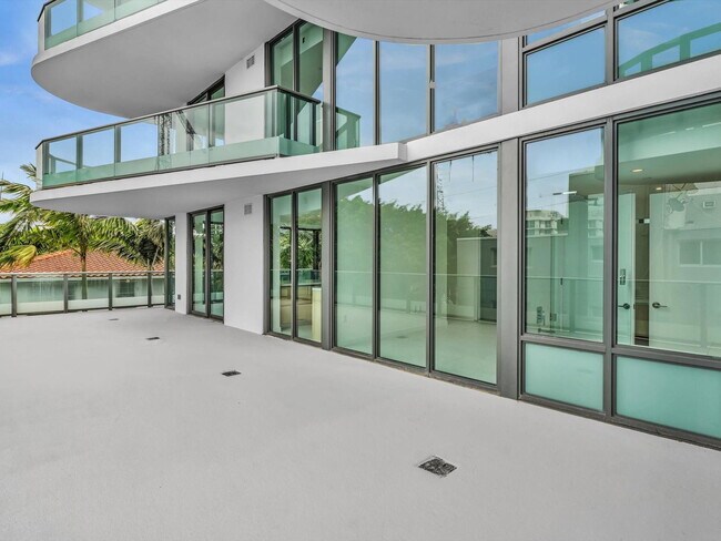Building Photo - 9901 W Bay Harbor Dr