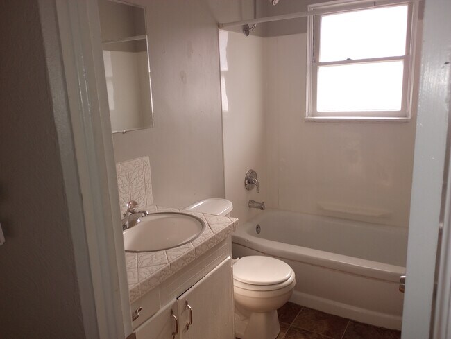 hall bath - 1506 S Denver Ave