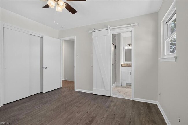Building Photo - 3044 Camelot Blvd