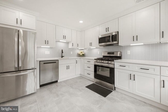 Building Photo - 14874 Emberdale Dr