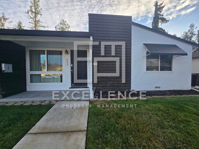 Building Photo - Beautiful 2/2 Duplex with Large Yard, Washer and Dryer and AC - Walk to Valley Fair