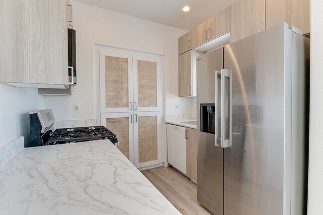 Building Photo - Charming 2-Bed/2-Bath Condo with Dual Mast...