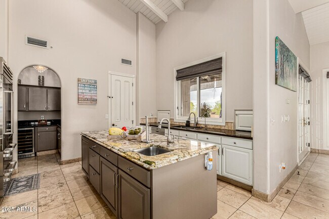 Building Photo - 6050 N Paradise View Dr