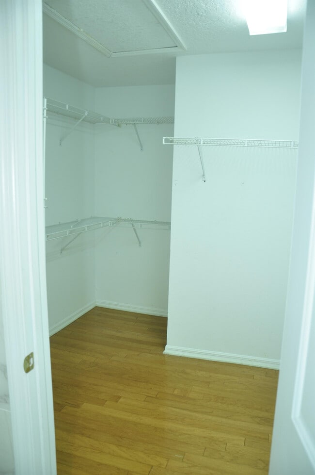 Building Photo - 607 Nadina Pl